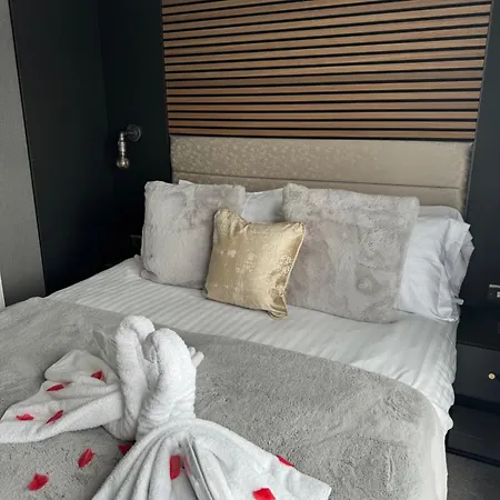 Luxury Hot Tub Glamping Apartment Ireleth Exterior photo