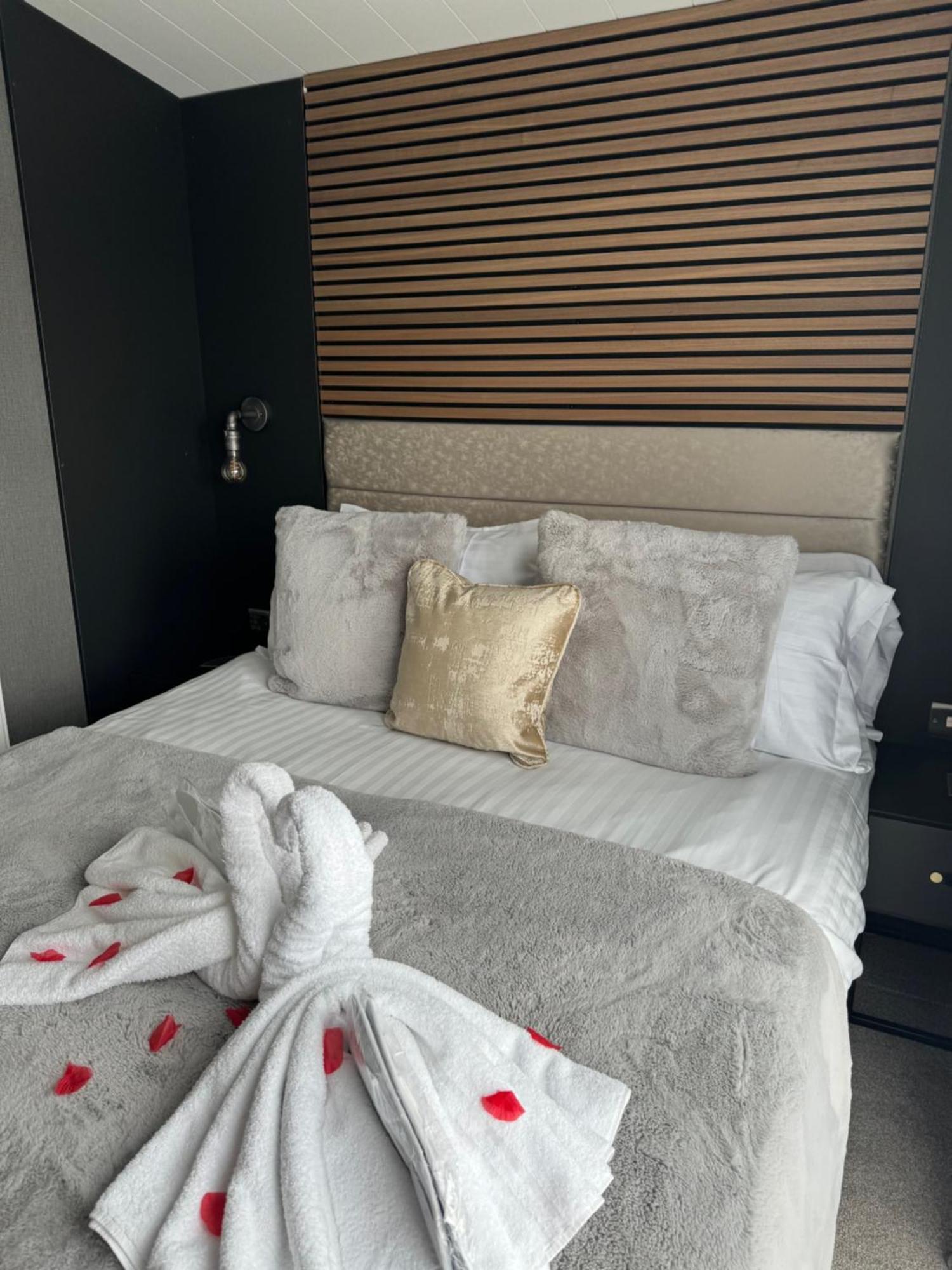 Luxury Hot Tub Glamping Apartment Ireleth